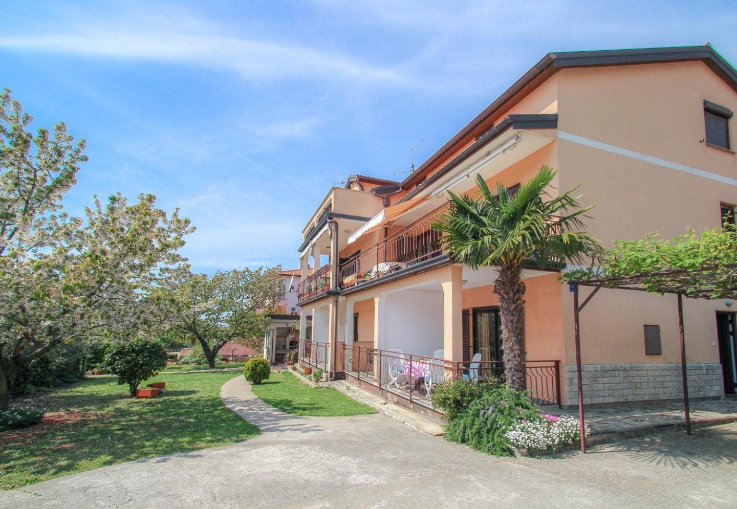 Apartments Maria Новиград Экстерьер фото